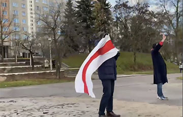 Люди с национальными флагами выходят на улицы по всему Минску