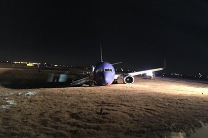 В США пассажирский самолет съехал с полосы при посадке
