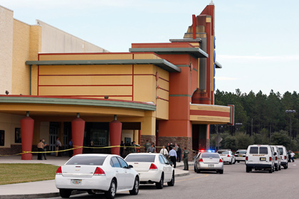 Стрелку из флоридского кинотеатра предъявили обвинение