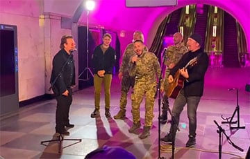 В метро Киева выступают легендарные Боно и Эдж из U2