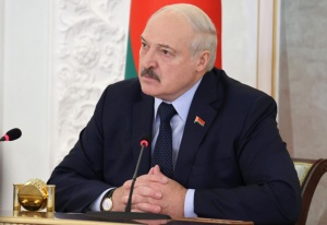 Лукашенко о проверках масочного режима: «Щупаете везде, даже женщин не щадя»