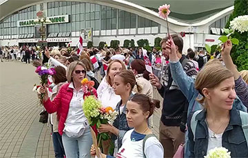 Колонна женщин в белом двинулась к площади Независимости