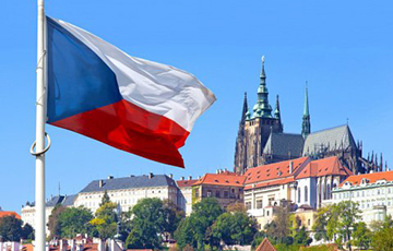 Российские дипломаты, которых в Чехии объявили персонами нон грата, покинули страну