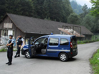 Членов британской семьи в Альпах убили из одного оружия