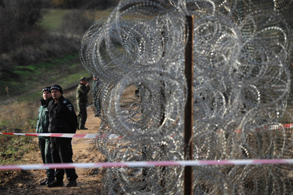 Болгария отгородится от Турции трехметровой стеной с колючей проволокой