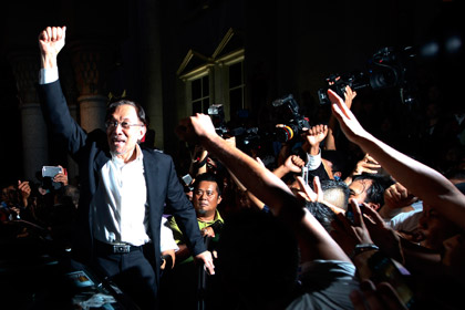 Лидера малайзийской оппозиции посадили за однополые связи