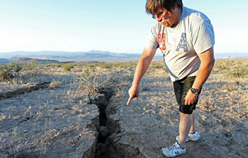Фотофакт: Во время землетрясения в Калифорнии трескалась земля