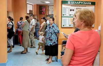 Белорусы массово забирают валюту из банков