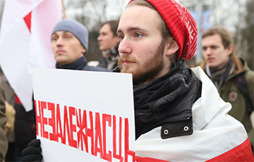 Фотофакт: Белорусы вышли на акцию за независимость с креативными плакатами