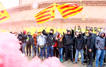 Тысячи каталонцев протестуют из-за ареста Пучдемона