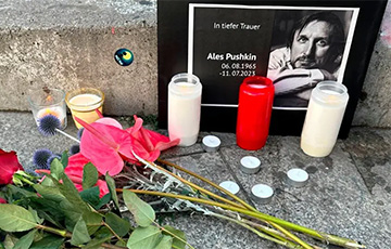 Возле посольства Беларуси в Варшаве возник стихийный мемориал в память об Алесе Пушкине