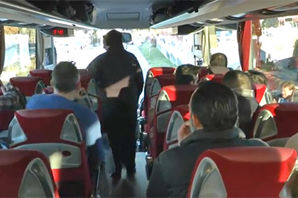 Баварский политик выслал Меркель автобус с мигрантами