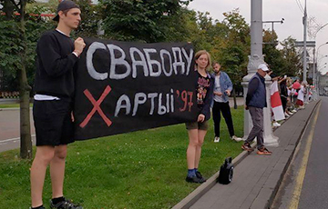 В центре Минска протестующие требуют разблокировать «Хартию-97»