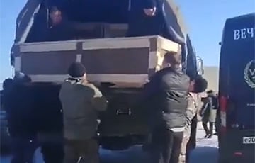 Полные машины «героев СВО» вернулись в Московию из зоны боевых действий