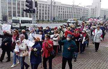 Участники акции в честь Дня матери идут маршем по центру Минска