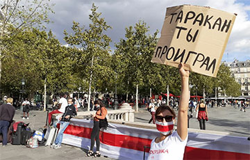 «Таракан, ты проиграл»: Париж вышел в поддержку белорусского народа