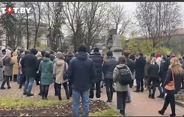 В Гродно люди массово собрались возле памятника Фаре Витовта