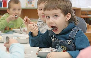 Власти повысили цены на питание в школах и детских садах