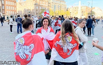 Более 200 человек собралось на площади в Амстердаме, чтобы поддержать белорусов