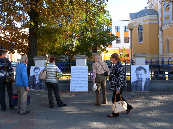 В центре Бреста установили огромные портреты похищенных политиков