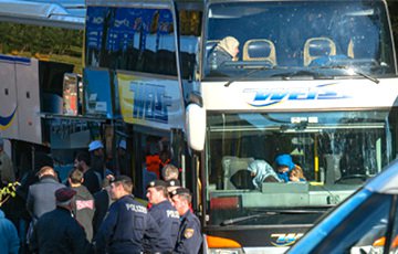 Приехавшие в Швецию беженцы отказались выходить из автобуса из-за холода