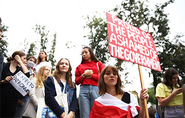 Акция студентов и преподавателей возле МГЛУ: фоторепортаж