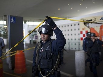 Полицейские застрелили трех сослуживцев в аэропорту Мехико