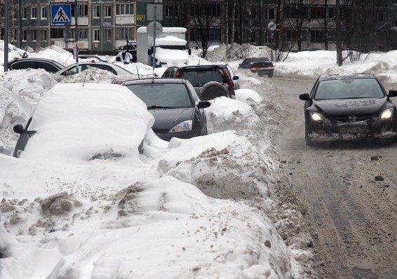 Мешающие уборке снега автомобили эвакуируют с проезжей части