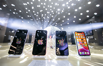 Фотофакт: Поклонники iPhone в Литве ночью стояли в очереди за новыми моделями