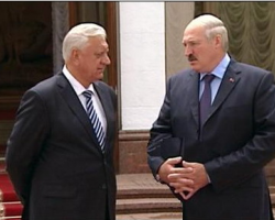 Лукашенко грозит увольнениями за складские запасы