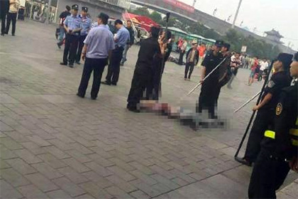 Китайские полицейские застрелили подозрительного уйгура с кирпичом