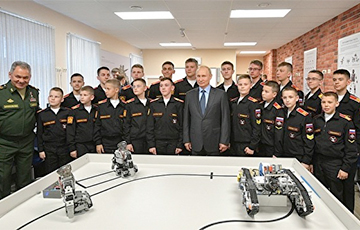 Петербургские суворовцы показали Путину роботов, а те оказались сделаны в Южной Корее