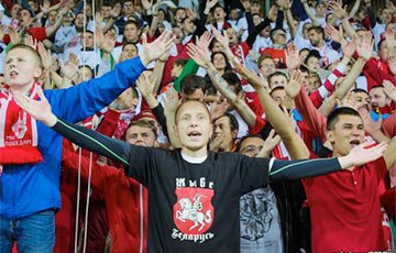 Матч Беларусь-Франция: фанаты скандировали «Жыве Беларусь!»