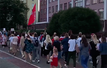 На проспекте Независимости в Минске проходит женский марш