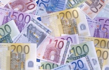 Евро достиг 2,42 рубля на торгах в Минске