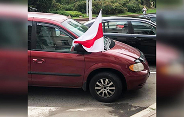 В центре Минске гаишники остановили машину с бело-красно-белым флагом