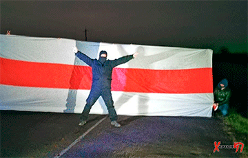 Жители Лунинца устроили акцию с большим национальным флагом
