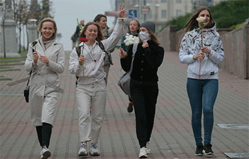 Фоторепортаж: Белоруски с цветами прошлись по Минску