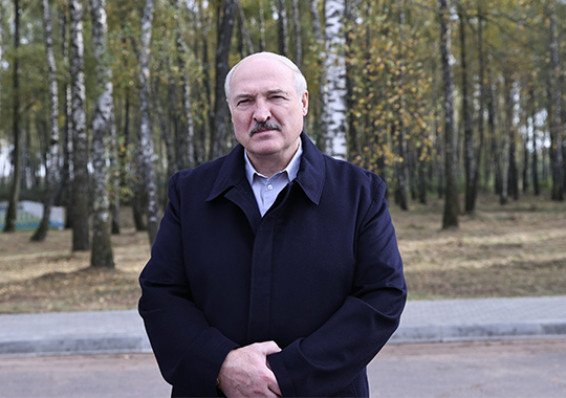 Лукашенко о COVID-19: Если бы мы с протестунами по улице не тягались, была бы совсем другая ситуация