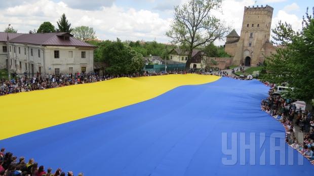 Жители Луцка развернули самый большой в мире флаг Украины