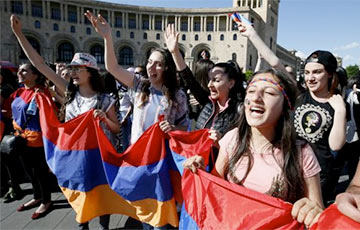 Конец «политики вечности»: почему власти Армении подчинились народу