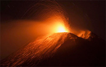 Видеофакт: На Сицилии извергается вулкан Этна