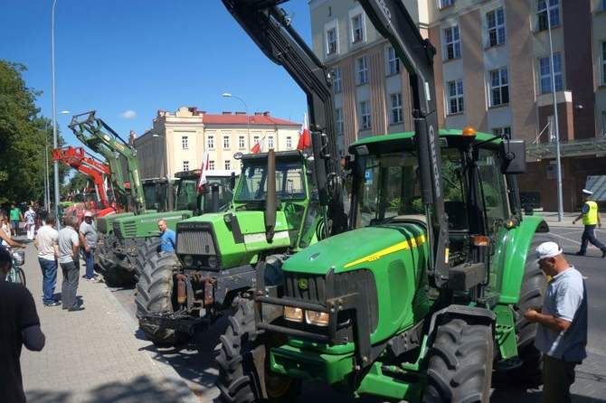 Фермеры на тракторах заблокировали администрацию воеводства в Белостоке