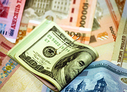 Доллар сегодня подешевел до 14 880 рублей