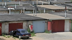 «Невзрачные» гаражи вдоль МКАД прикроют кустами