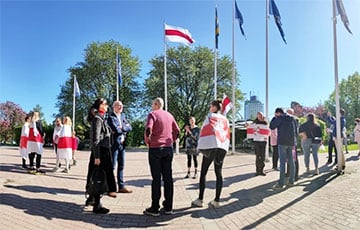 В Швеции у здания мэрии стокгольмского муниципалитета Нака подняли бело-красно-белый флаг