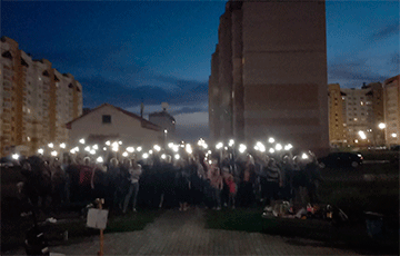 Жители микрорайона в Барановичах собрались вместе и зажгли фонарики