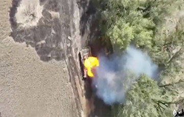 Украинские воины с боевого дрона забросили мину прямо в люк московитского танка