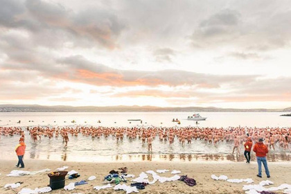 В Австралии нудисты в шапочках устроили массовый заплыв в честь солнцестояния