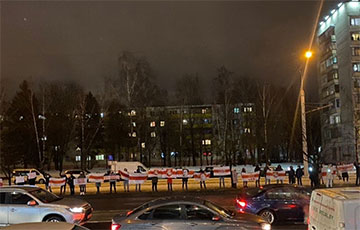 Минчане выстроились в цепь солидарности на Логойском тракте
